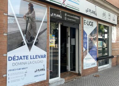 Fachada de E-Planet Mobility, tienda especializada en venta y reparación de patinetes eléctricos en Sevilla.