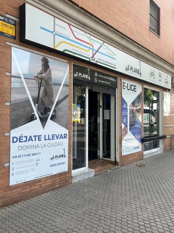 Fachada de E-Planet Mobility, tienda especializada en venta y reparación de patinetes eléctricos en Sevilla.