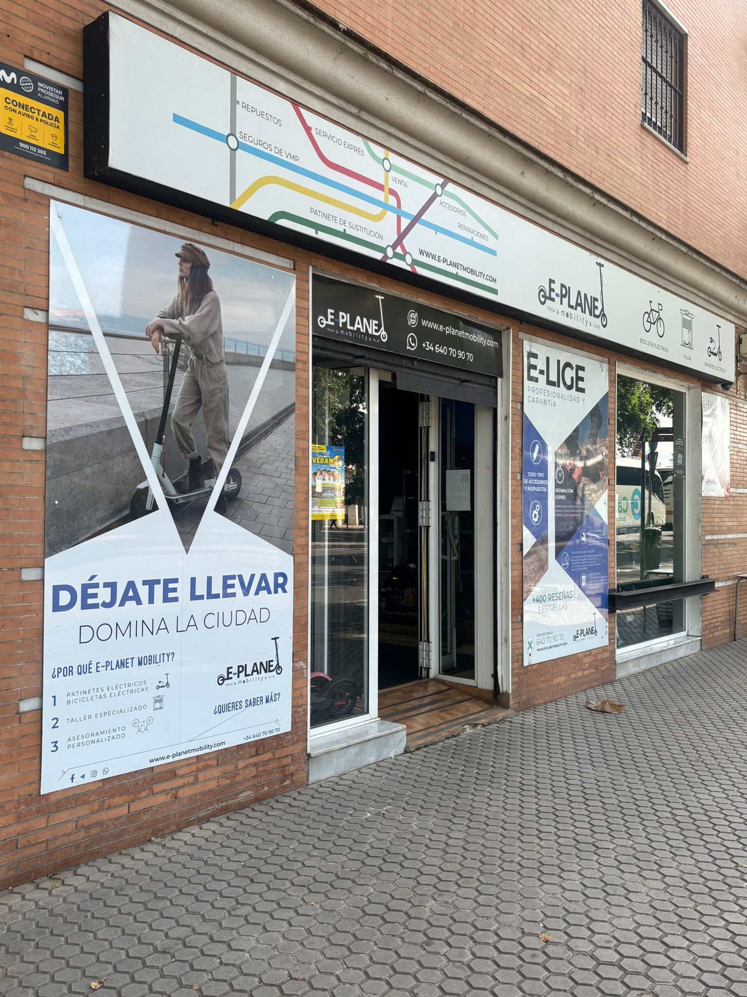 Fachada de E-Planet Mobility, tienda especializada en venta y reparación de patinetes eléctricos en Sevilla.