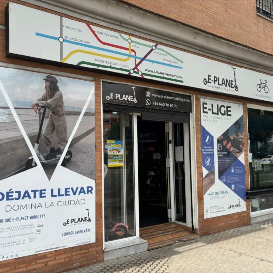 Fachada del taller E-Planet Mobility en Sevilla, especializado en la reparación, mantenimiento y venta de patinetes eléctricos.