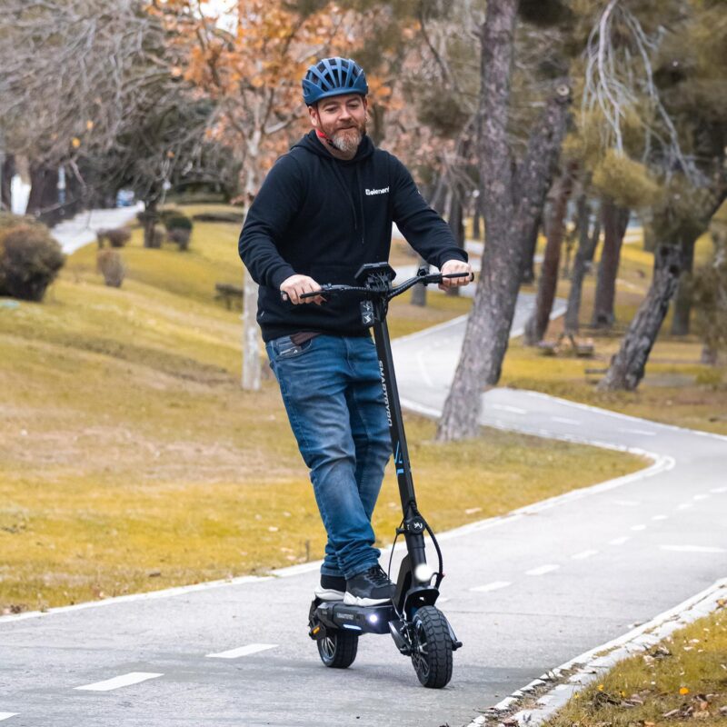 Patinete eléctrico homologado DGT circulando por una calle urbana