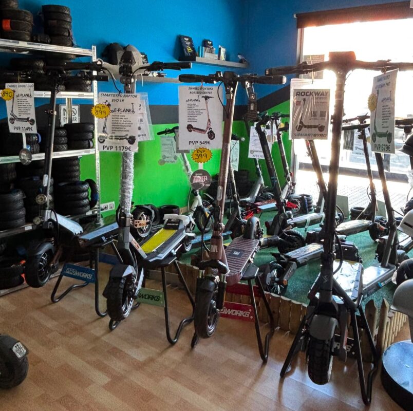 Patinetes eléctricos homologados expuestos en la tienda E-Planet Mobility de Sevilla