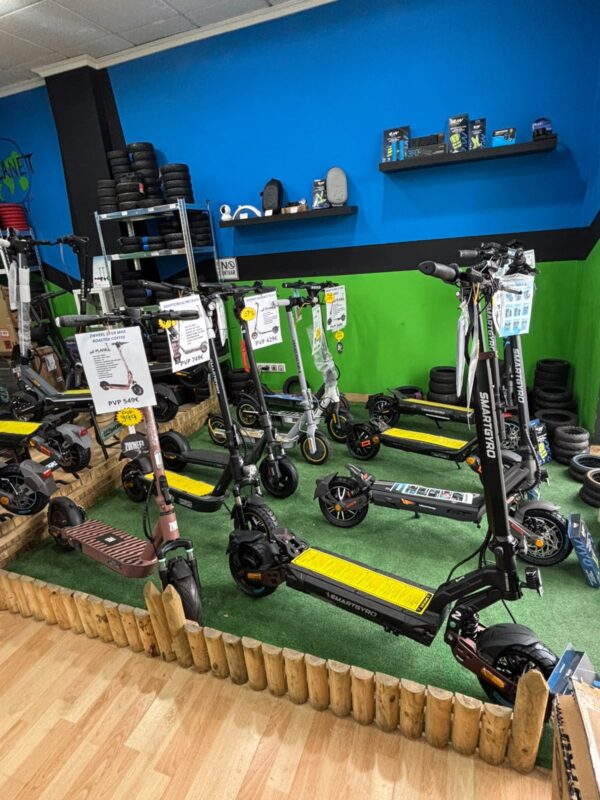 Exposición de patinetes eléctricos homologados en la tienda E-Planet Mobility de Sevilla