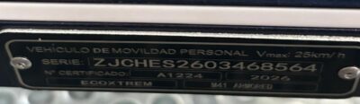 Placa de homologación de un patinete eléctrico certificado según la normativa de la DGT