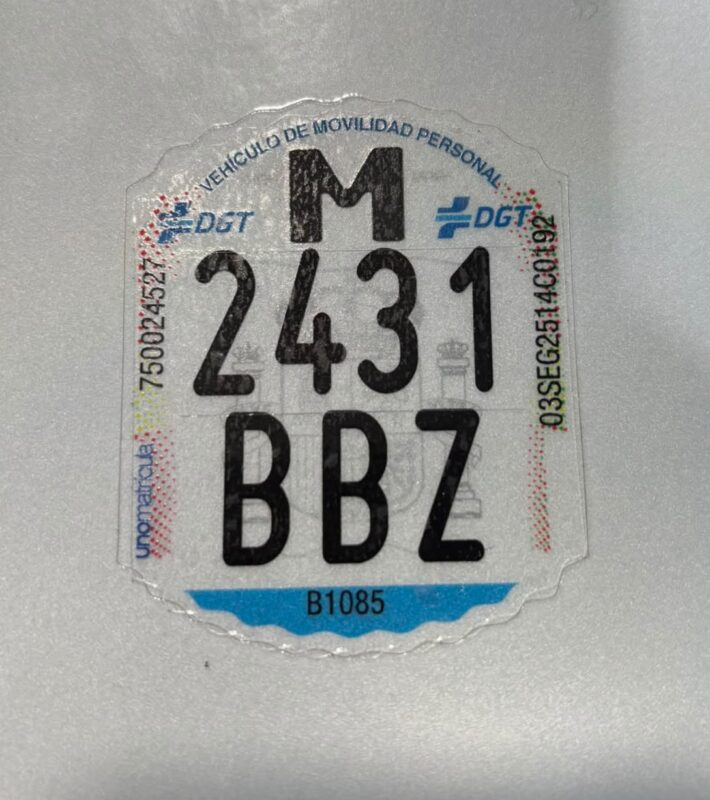 Placa identificativa oficial para patinete eléctrico registrada en la DGT