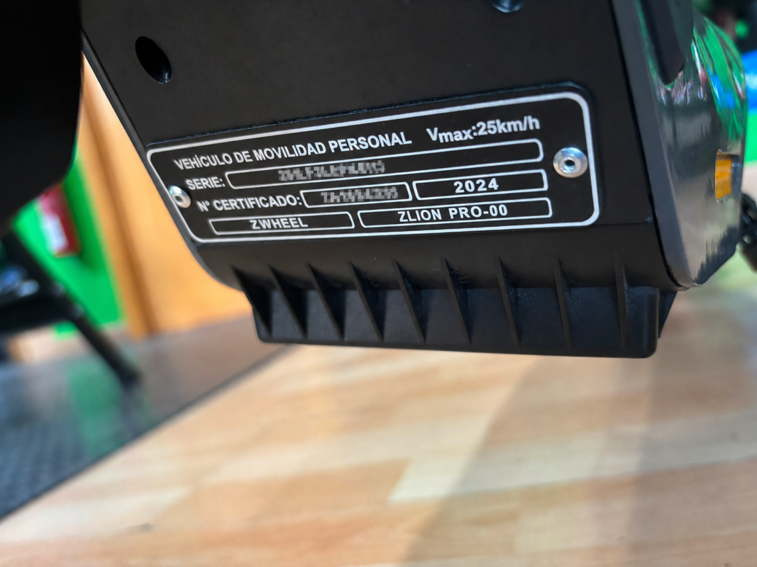Placa identificativa de un patinete eléctrico homologado con certificado VMP