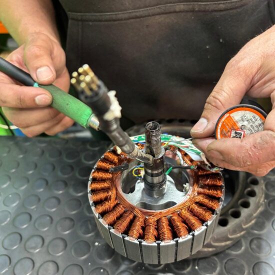 Reparación electrónica de un motor de patinete eléctrico realizada en el taller de E-Planet Mobility Sevilla.