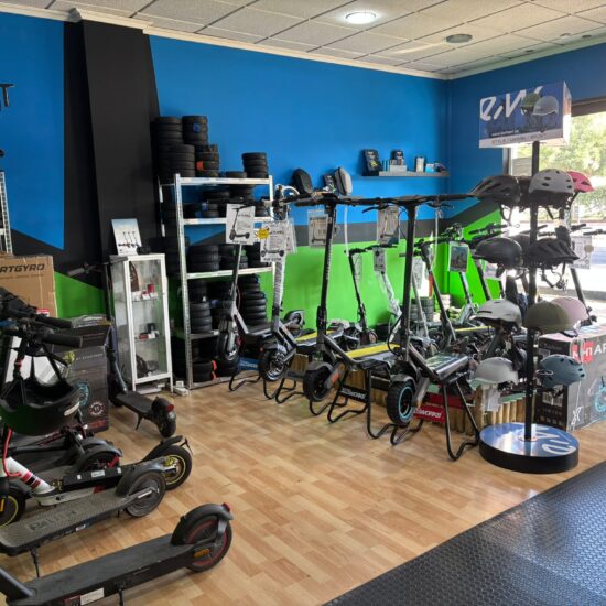 Vista general del interior del taller de E-Planet Mobility especializado en la reparación de patinetes eléctricos en Sevilla.