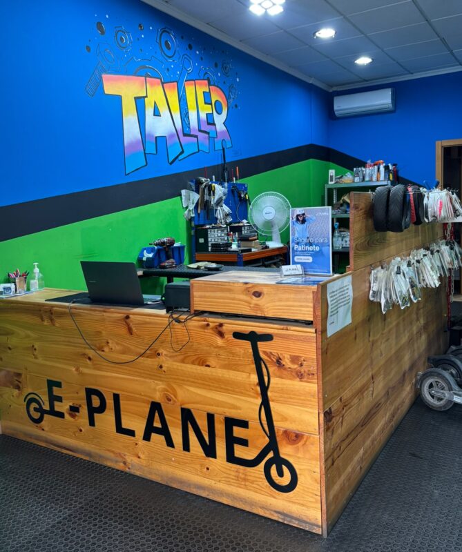 Mostrador de la tienda y taller especializado en patinetes eléctricos E-Planet Mobility en Sevilla