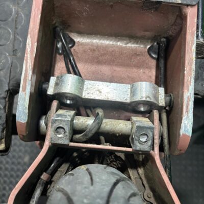 Amortiguador trasero roto por sobrecarga y falta de mantenimiento en un patinete eléctrico