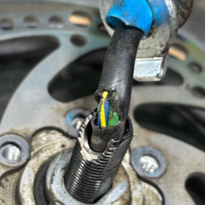 Cableado y sensores Hall dañados que provocaban el error 10 en un patinete eléctrico