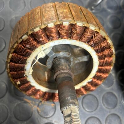 Interior de un motor oxidado por entrada de agua que provocaba el error 16 en un patinete eléctrico