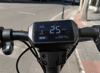 Marcador de patinete eléctrico mostrando 25 km/h