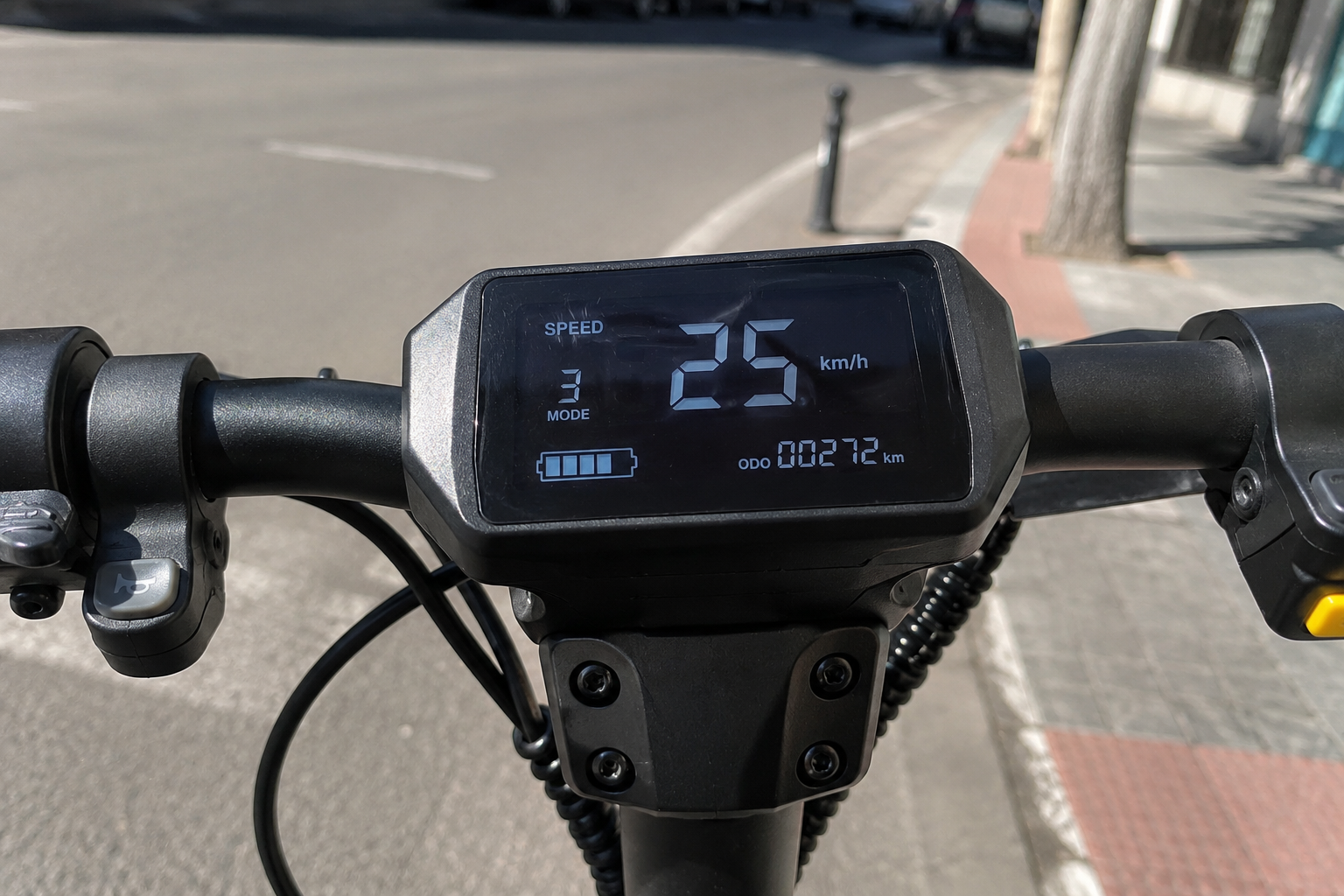 Marcador de patinete eléctrico mostrando 25 km/h