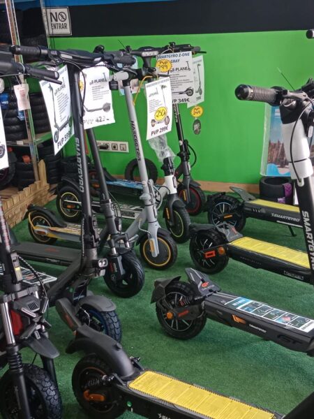 patinetes eléctricos certificados VMP en exposición en E-Planet Mobility