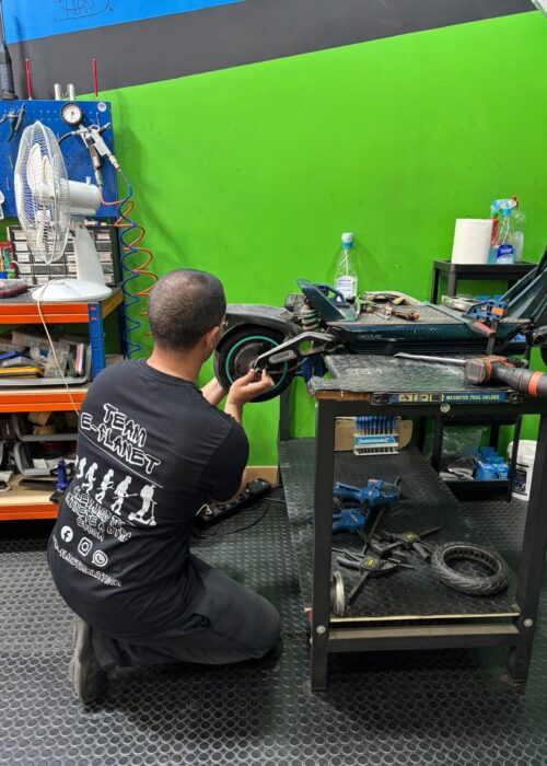 Técnico reparando un patinete eléctrico en el taller E-Planet Mobility de Sevilla