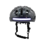 Vista frontal del casco UTROX Urban Gray con luz delantera integrada encendida