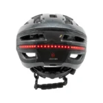 Vista trasera del casco UTROX Urban Gray con luz roja integrada encendida