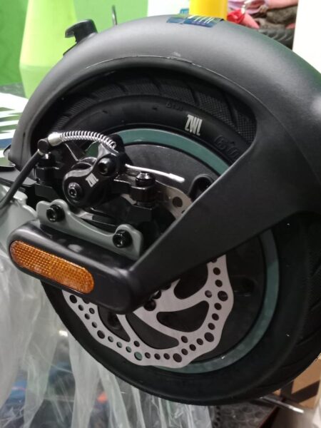 Detalle de freno de disco y neumático de patinete eléctrico