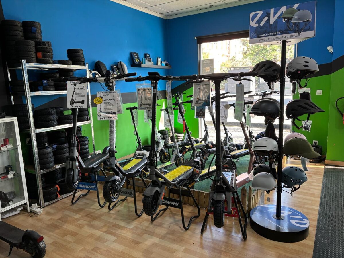 Patinetes eléctricos homologados expuestos en tienda E-Planet Mobility Sevilla