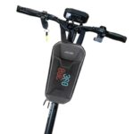 Bolsa eRIDER360 Deluxe instalada en el manillar de un patinete eléctrico