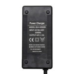 Cargador 42V 3A DC 5,5x2,5 mm con etiqueta técnica de alimentación
