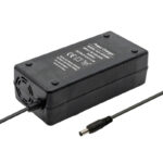 Cargador 42V 3A DC 5,5x2,5 mm vista lateral con conector de carga