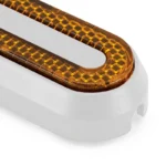 Detalle del catadióptrico Xiaomi Mi3 Lite con carcasa blanca y superficie reflectante naranja en forma de U.