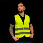 Hombre con chaleco reflectante RFT-007 amarillo fluorescente y dos bandas reflectantes horizontales.