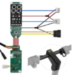 Display Ninebot Max G2 E con placa electrónica, conexiones y cables de comunicación.