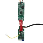 Vista trasera del display Ninebot Max G2 E con placas electrónicas, circuitos y cableado de conexión.