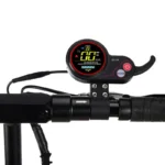 Display QS-S4 36-72V con acelerador de índice instalado en el manillar de un patinete eléctrico.