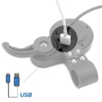Detalle de la conexión USB del display QS-S4 36-72V con acelerador de índice y soporte de manillar.