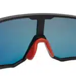 Gafas deportivas polarizadas URHO negras con detalle de las almohadillas nasales rojas