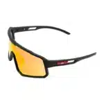 Gafas deportivas polarizadas URHO con lente naranja espejo y montura negra vistas desde la derecha